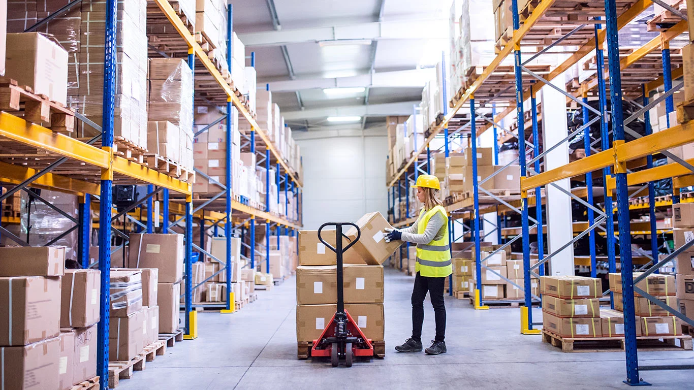 Lagerverksamhet hos TAD transport med gods redo för distribution